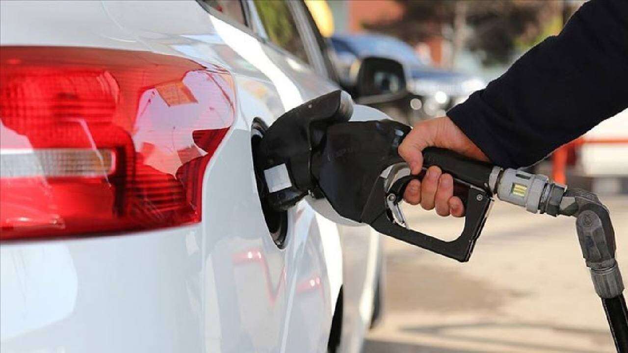 Sürücüler depoları fulleyin! Akaryakıta peş peşe ikinci zam! Bu gece yarısından itibaren geçerli olacak 8